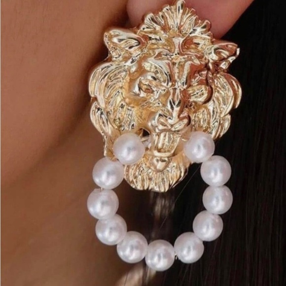 FAUX Pearl Tiger Head Fashion Earrings. NWT - Picture 3 of 3